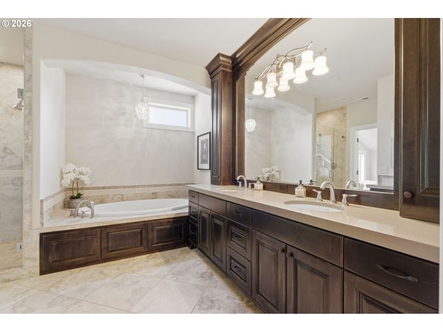 951 ATWATER Rd, Lake Oswego, OR 97034