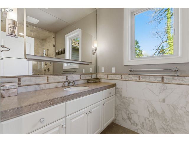 951 ATWATER Rd, Lake Oswego, OR 97034