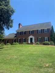 377 44th Avenue Drive NW, Hickory, NC 28601