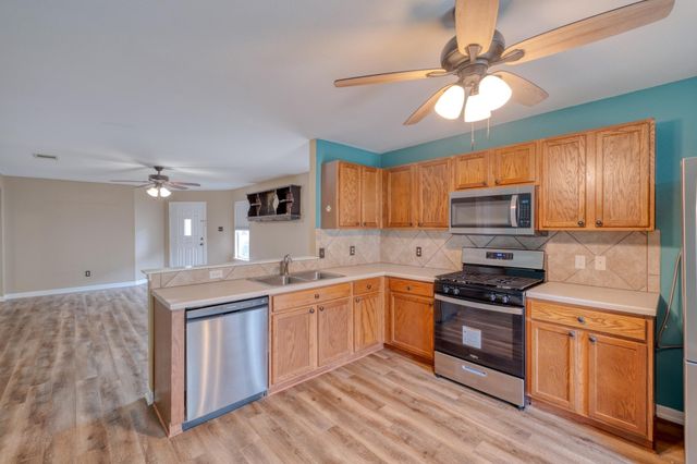 17813 Honey Locust LN, Elgin, TX 78621