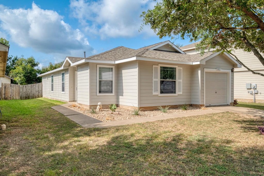 17813 Honey Locust LN, Elgin, TX 78621