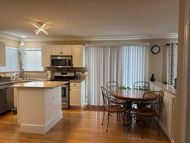 1375 Burnett Drive, Aurora, IL 60502