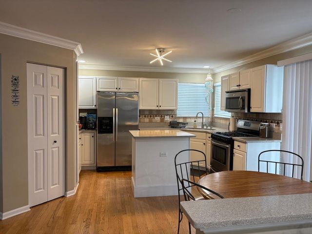 1375 Burnett Drive, Aurora, IL 60502