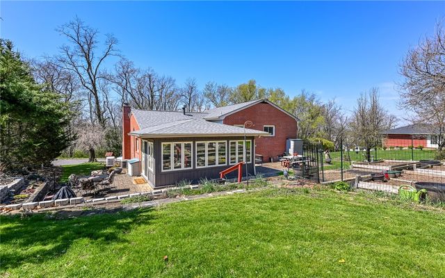 901 Roosevelt St, Conway, PA 15027