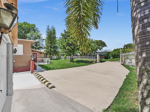 5220 SW 26th Ave, Dania Beach, FL 33312