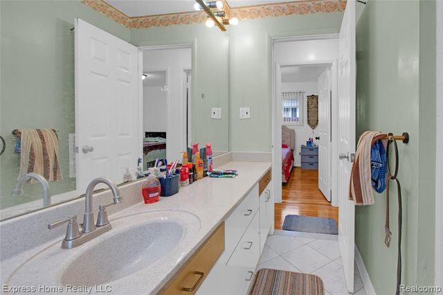 27374 Townsend Avenue, Warren, MI 48092
