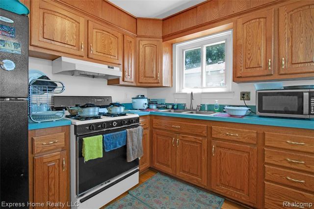 27374 Townsend Avenue, Warren, MI 48092