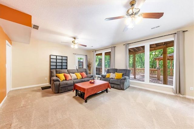 15421 Kansas Avenue, Basehor, KS 66007