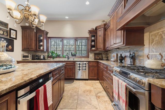 W289S4684 Rockwood TRAIL, Waukesha, WI 53189