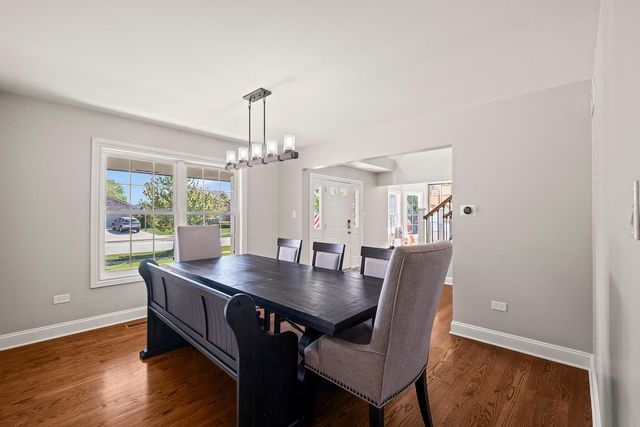 8143 Stonegate Drive, Tinley Park, IL 60487