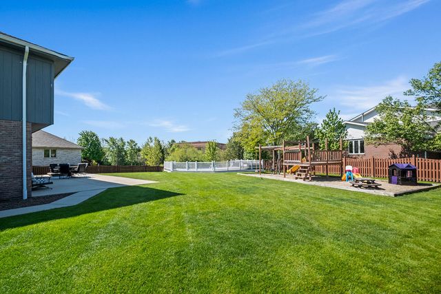 8143 Stonegate Drive, Tinley Park, IL 60487