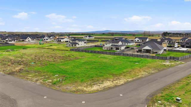 12818 Rock Creek Dr, Pasco, WA 99301