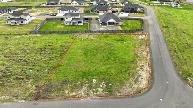 12818 Rock Creek Dr, Pasco, WA 99301