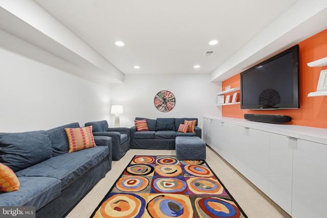 2707 PIONEER LN, Falls Church, VA 22043