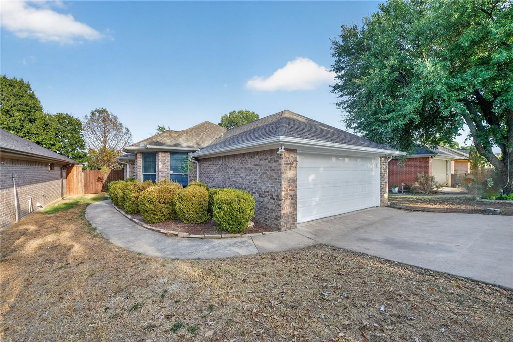 738 Harbour Town Drive, Lake Dallas, TX 75065