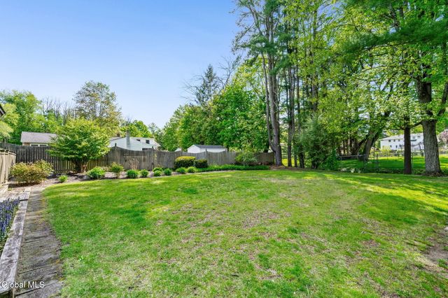 8 Lancaster Drive, Glenville, NY 12302