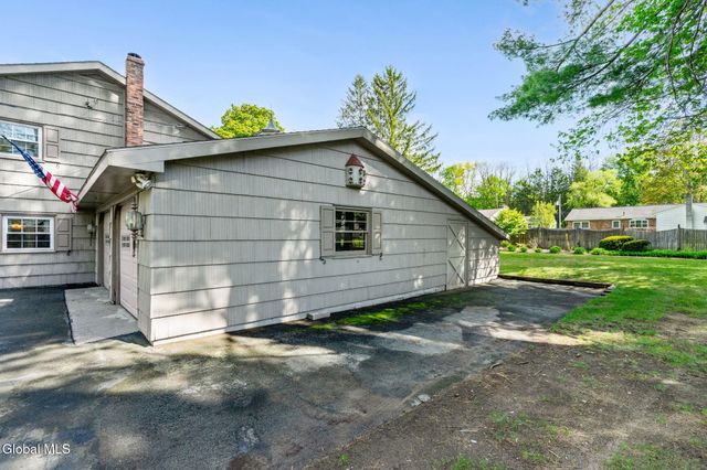 8 Lancaster Drive, Glenville, NY 12302