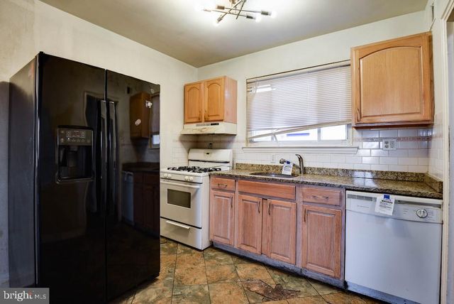 513 HILLTOP TER SE, Washington, DC 20019