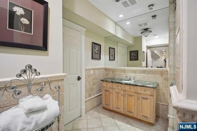 8 Willow Drive, Englewood Cliffs, NJ 07632