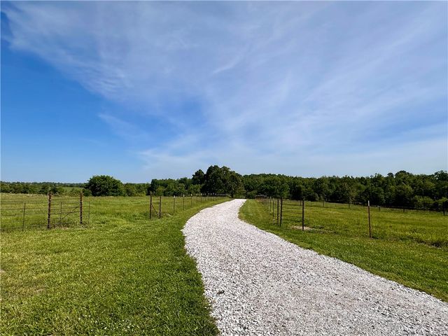 370 SE Bolin Road, Gentry, AR 72734