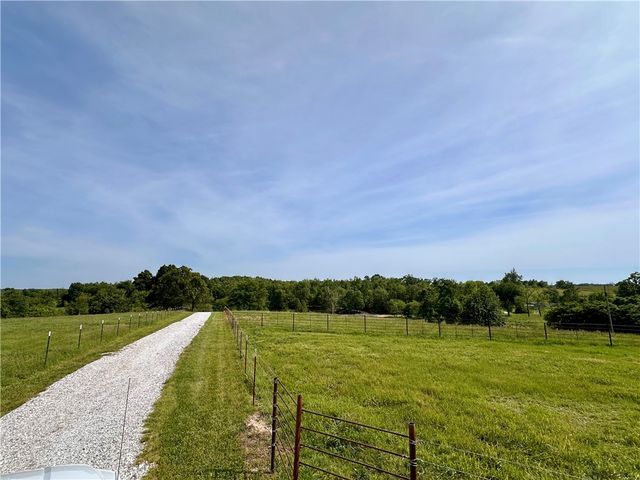 370 SE Bolin Road, Gentry, AR 72734