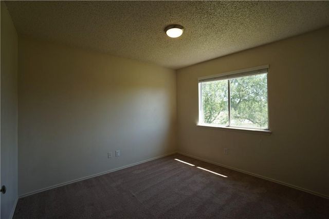 112 Creekside DR, Hutto, TX 78634