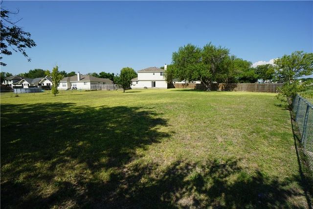 112 Creekside DR, Hutto, TX 78634
