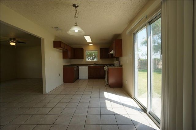 112 Creekside DR, Hutto, TX 78634