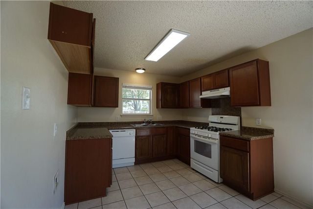 112 Creekside DR, Hutto, TX 78634