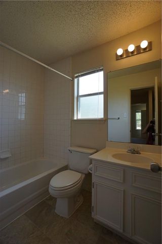 112 Creekside DR, Hutto, TX 78634