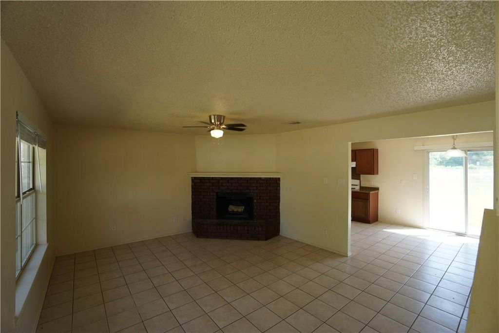 112 Creekside DR, Hutto, TX 78634