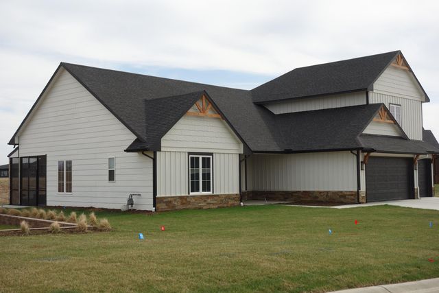 1522 N Emerald Valley Dr, Mulvane, KS 67110