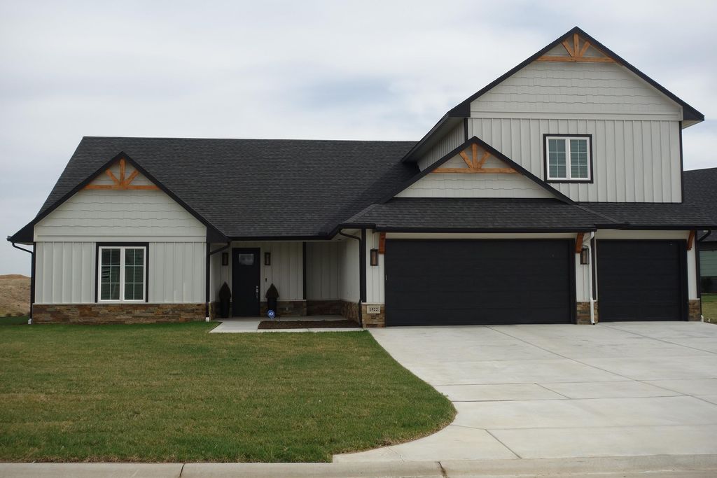 1522 N Emerald Valley Dr, Mulvane, KS 67110