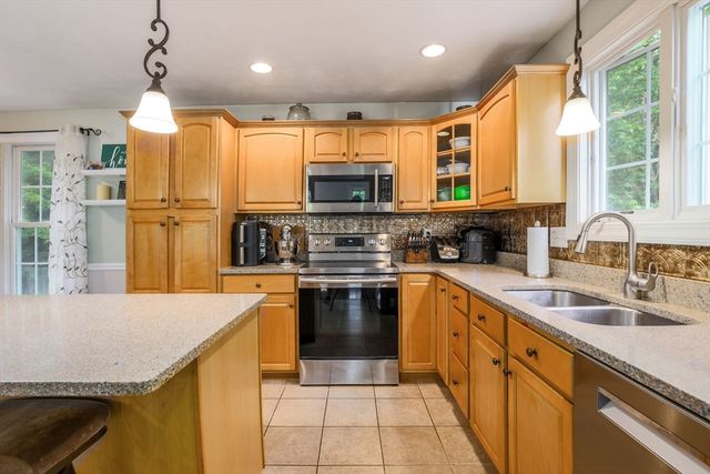 499 Ware Corner Rd, Oakham, MA 01068