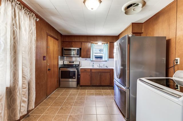707 Debus DR, Taylor, TX 76574