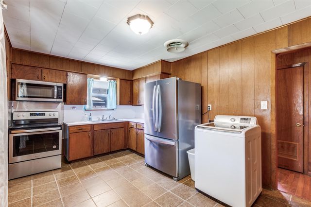 707 Debus DR, Taylor, TX 76574
