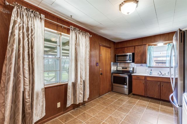 707 Debus DR, Taylor, TX 76574