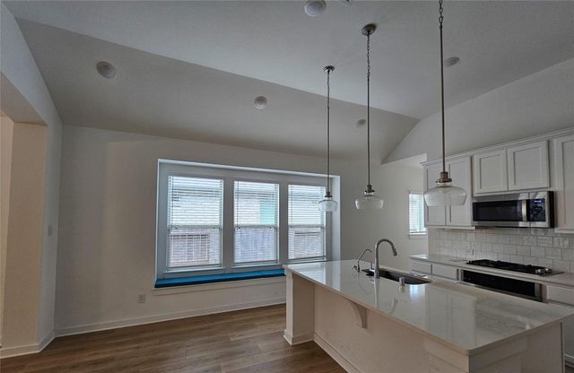 213 Trapper Creek Drive, Conroe, TX 77304