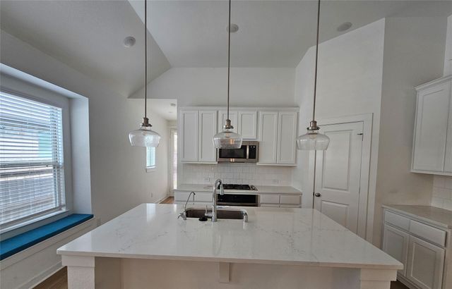 213 Trapper Creek Drive, Conroe, TX 77304