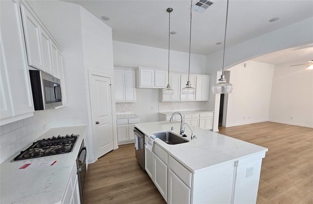 213 Trapper Creek Drive, Conroe, TX 77304