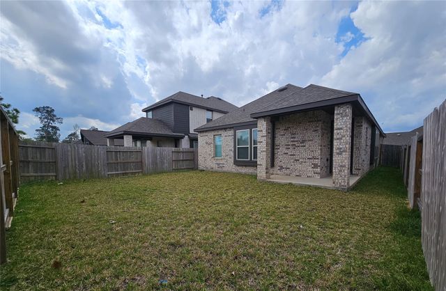 213 Trapper Creek Drive, Conroe, TX 77304