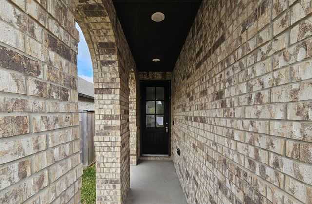 213 Trapper Creek Drive, Conroe, TX 77304