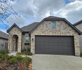 213 Trapper Creek Drive, Conroe, TX 77304