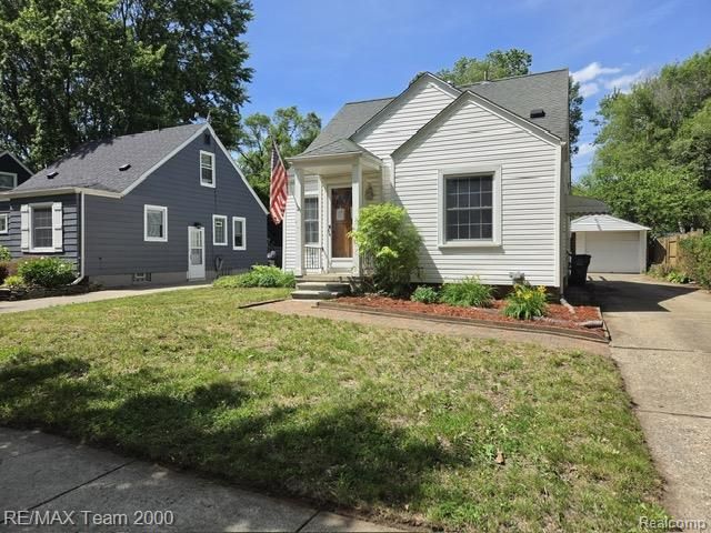 579 E Baker Avenue, Clawson, MI 48017