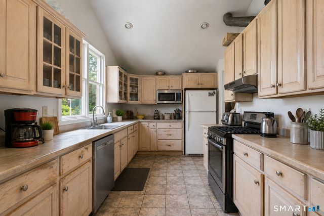 4 Little Bay Lane, Branford, CT 06405