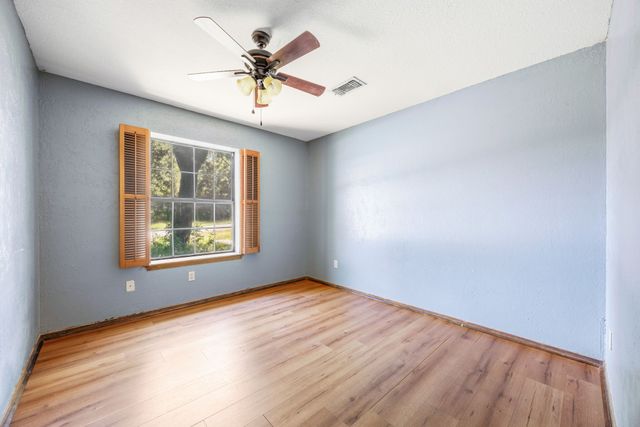 612 Doaks Drive, Runaway Bay, TX 76426