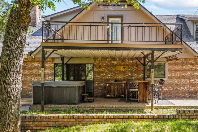 612 Doaks Drive, Runaway Bay, TX 76426
