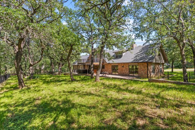 612 Doaks Drive, Runaway Bay, TX 76426