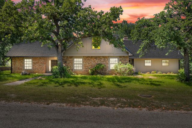 612 Doaks Drive, Runaway Bay, TX 76426