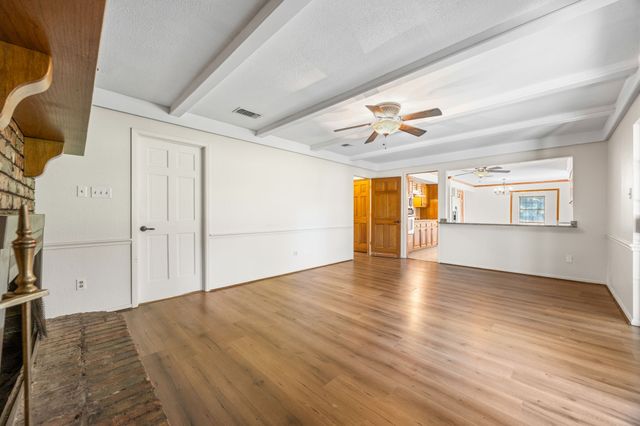 612 Doaks Drive, Runaway Bay, TX 76426